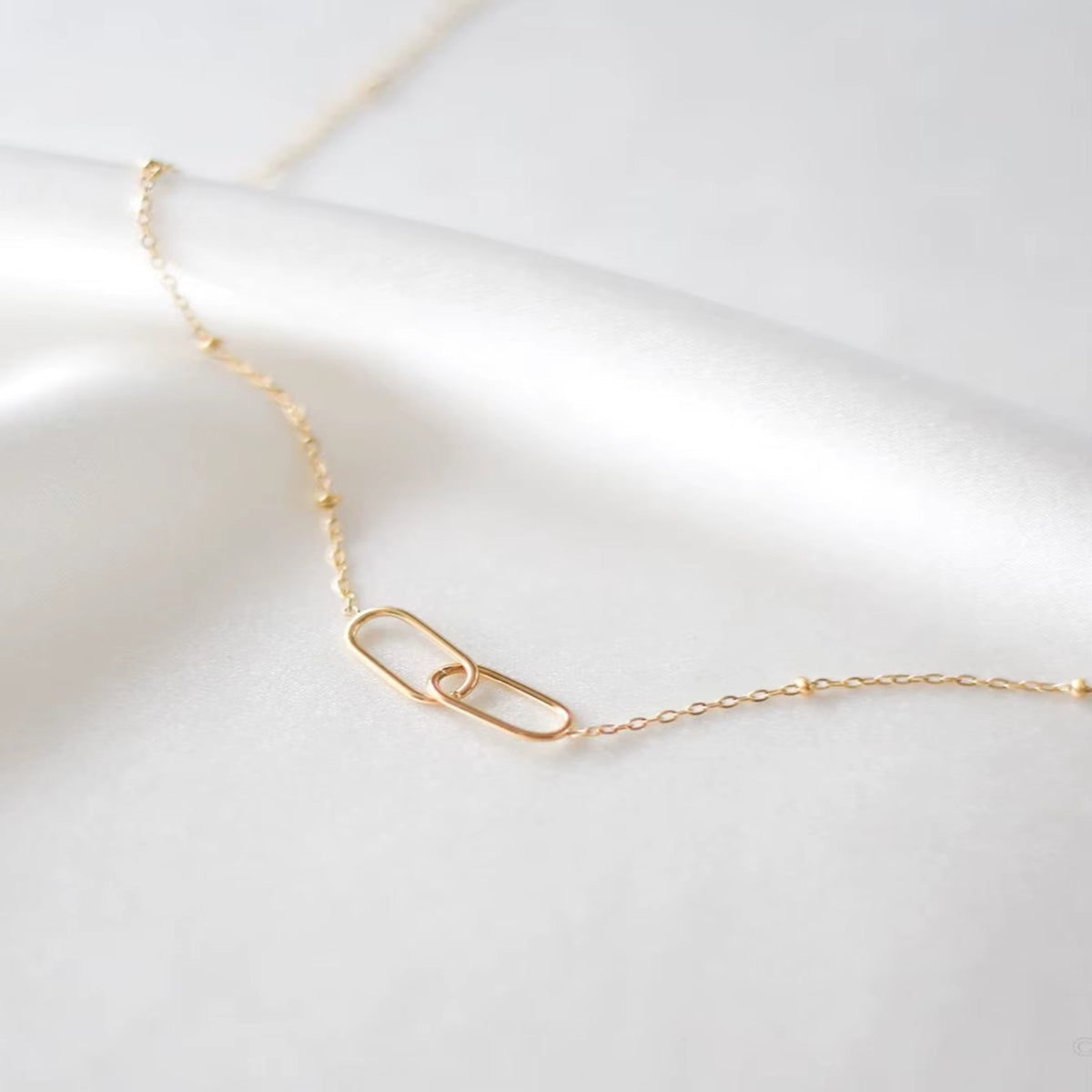 Silver Icon Cross Link Necklace – Retro Charm with Modern Edge